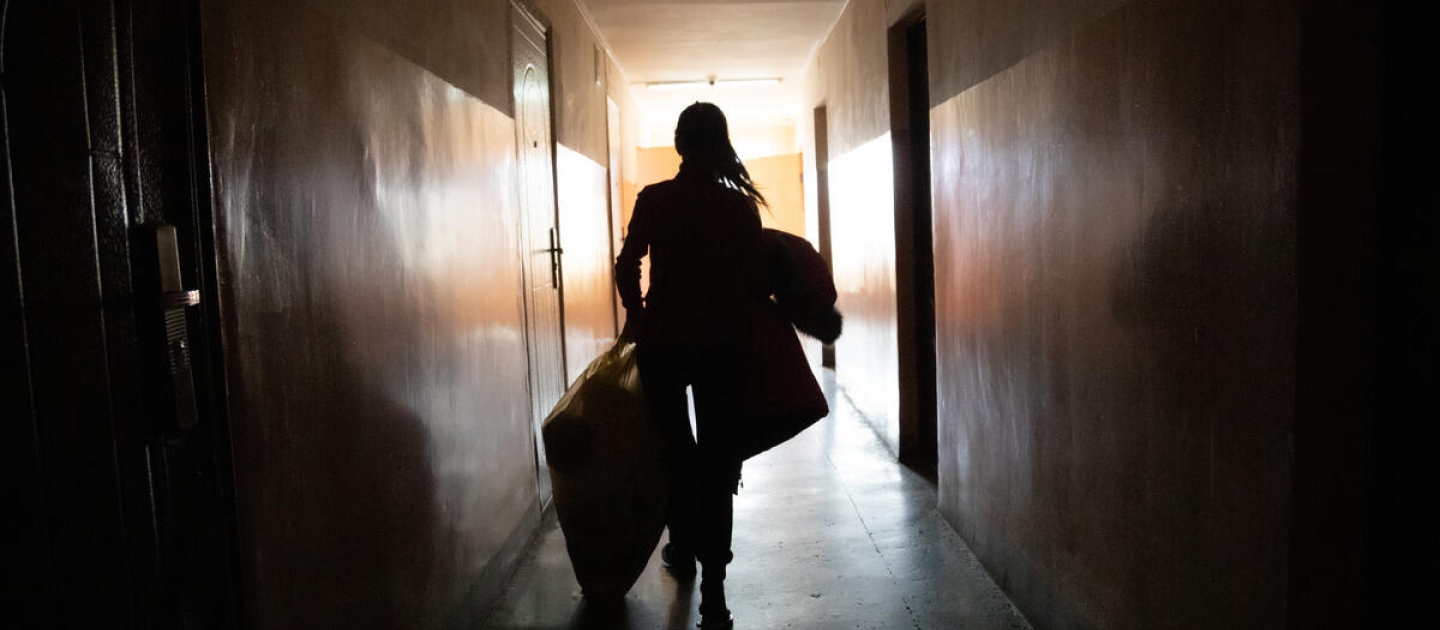 Oleksandra, que tuvo que huir de su casa en el este de Ucrania, lleva mantas y ropa de abrigo a la habitación donde está viviendo con su familia en la residencia universitaria de Mukachevo, en el oeste del país.