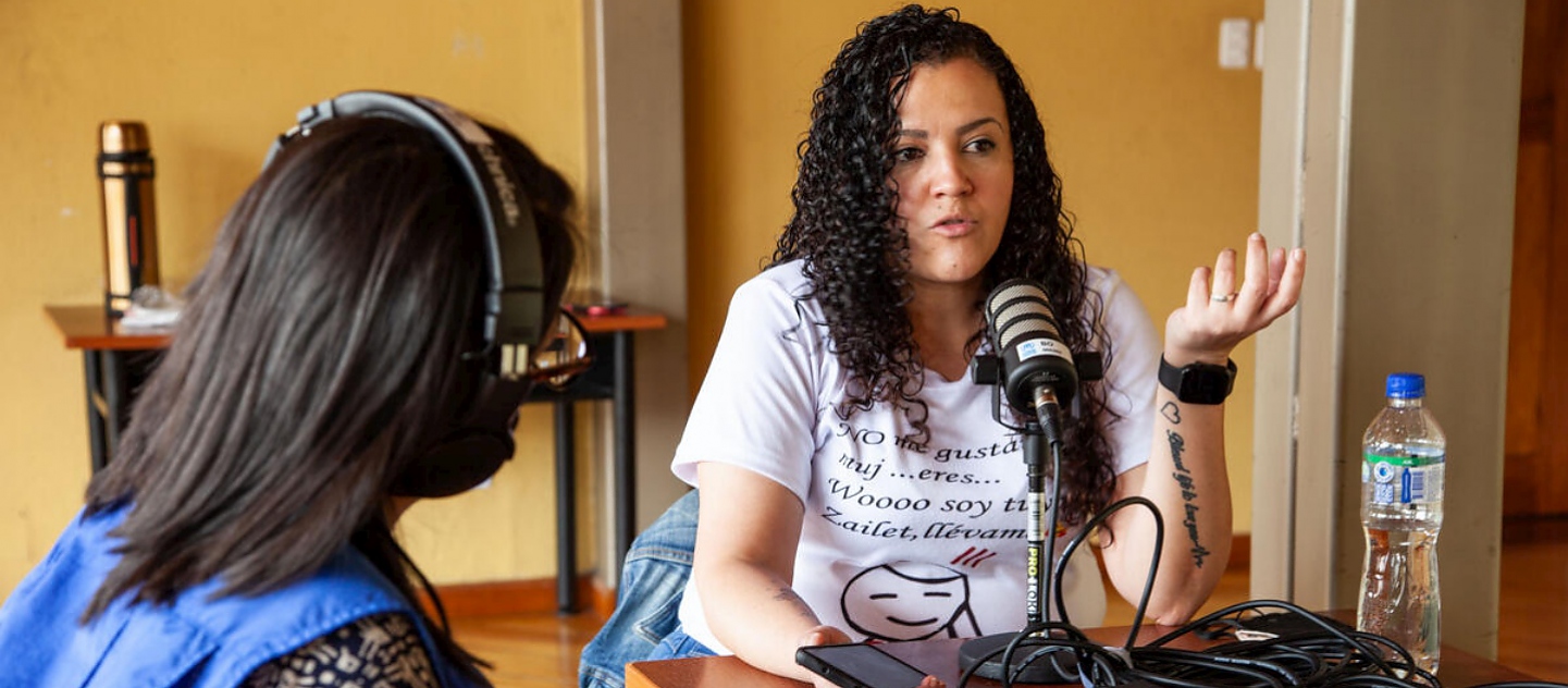 Yeraldine Cabrera usa las nuevas tecnologías, como los podcasts, para difundir su mensaje en favor de los derechos de las personas LGBTQI+.