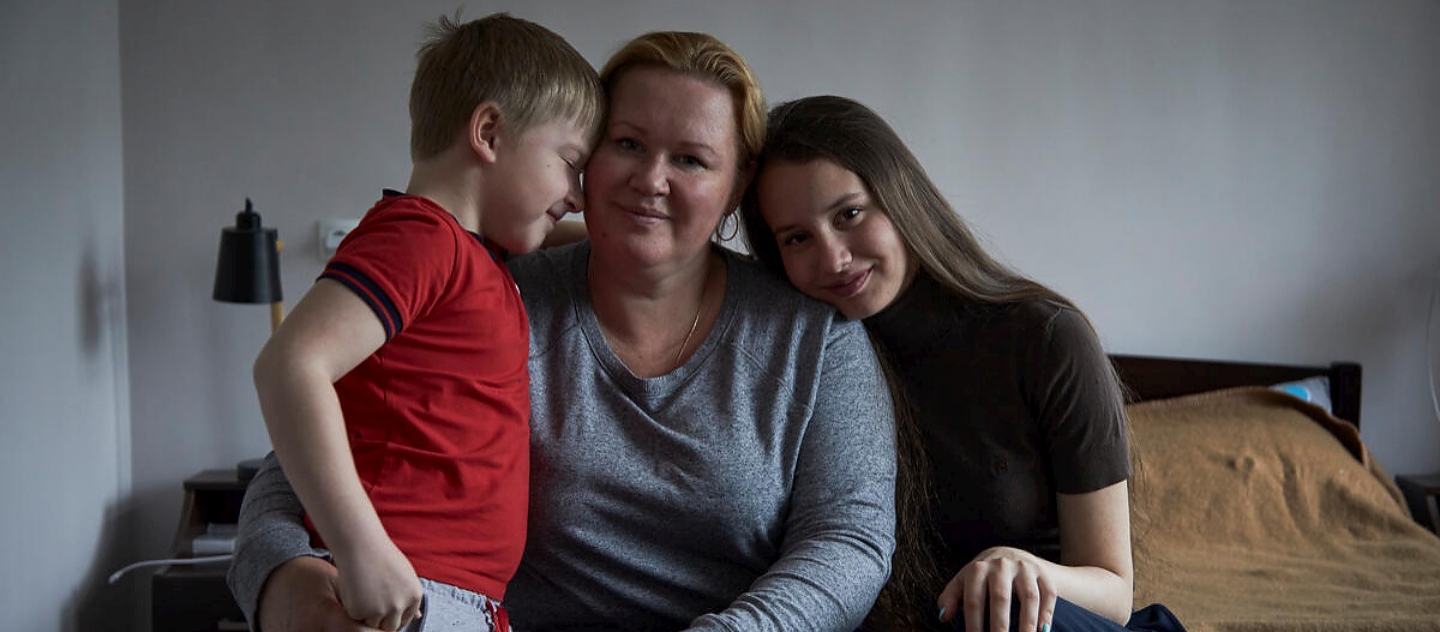 Olga, junto a Daria, su hija de 15 años, y Sergey, su hijo de 7 años, en el albergue en el que se están alojando en Chisinau, Moldavia.