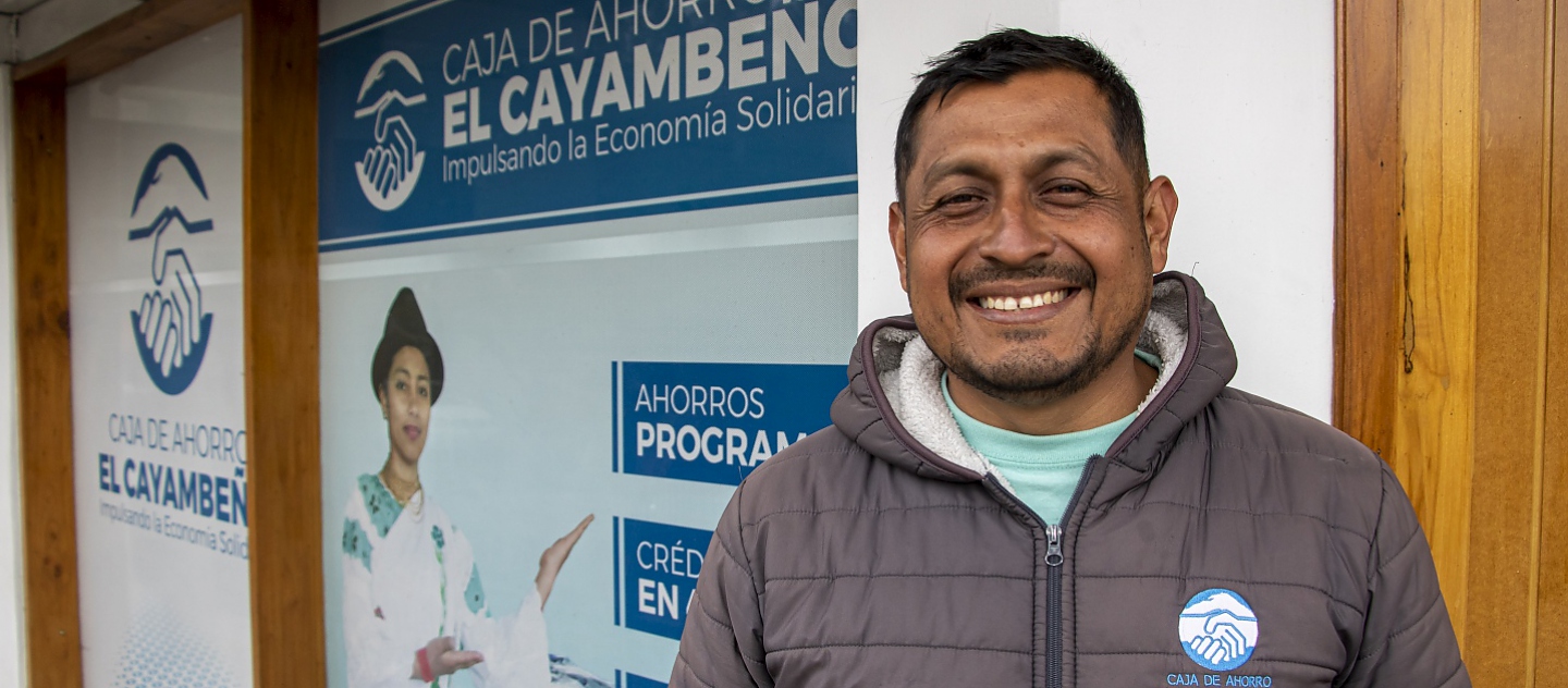 Henry Chico, venezolano de 41 años, es uno de los fundadores de la caja de ahorros El Cayambeño, que facilita la inclusión financiera de pequeños emprendedores refugiados y locales mediante la entrega de microcréditos en Cayambe, Ecuador.