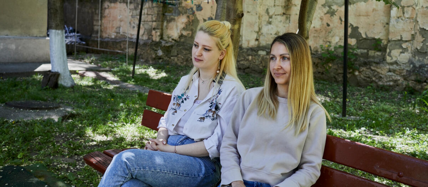 Vita (a la izquierda) y Natalya, ambas de la ciudad ucraniana de Odesa, se sientan en el jardín de Casa Marioarei, un albergue para supervivientes de violencia de género de Moldavia en la capital, Chisináu.