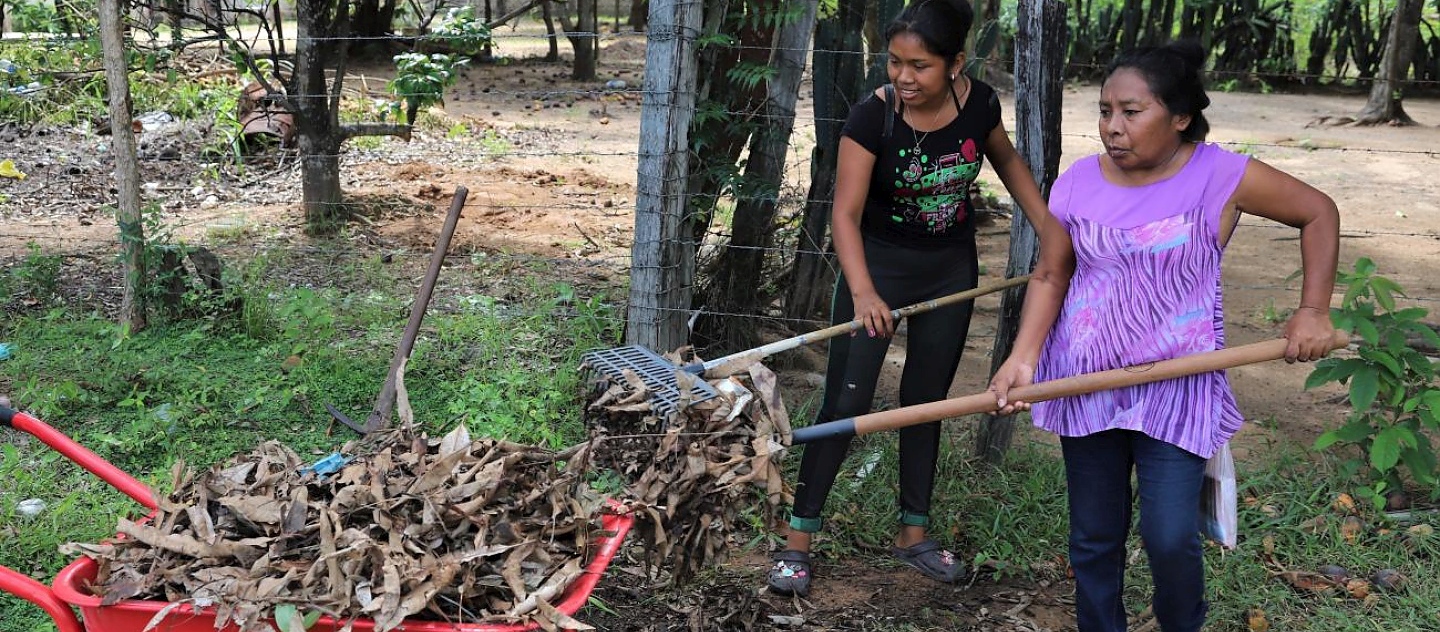 Mujeres indígenas en Río Negro preparan la tierra para cultivarla.