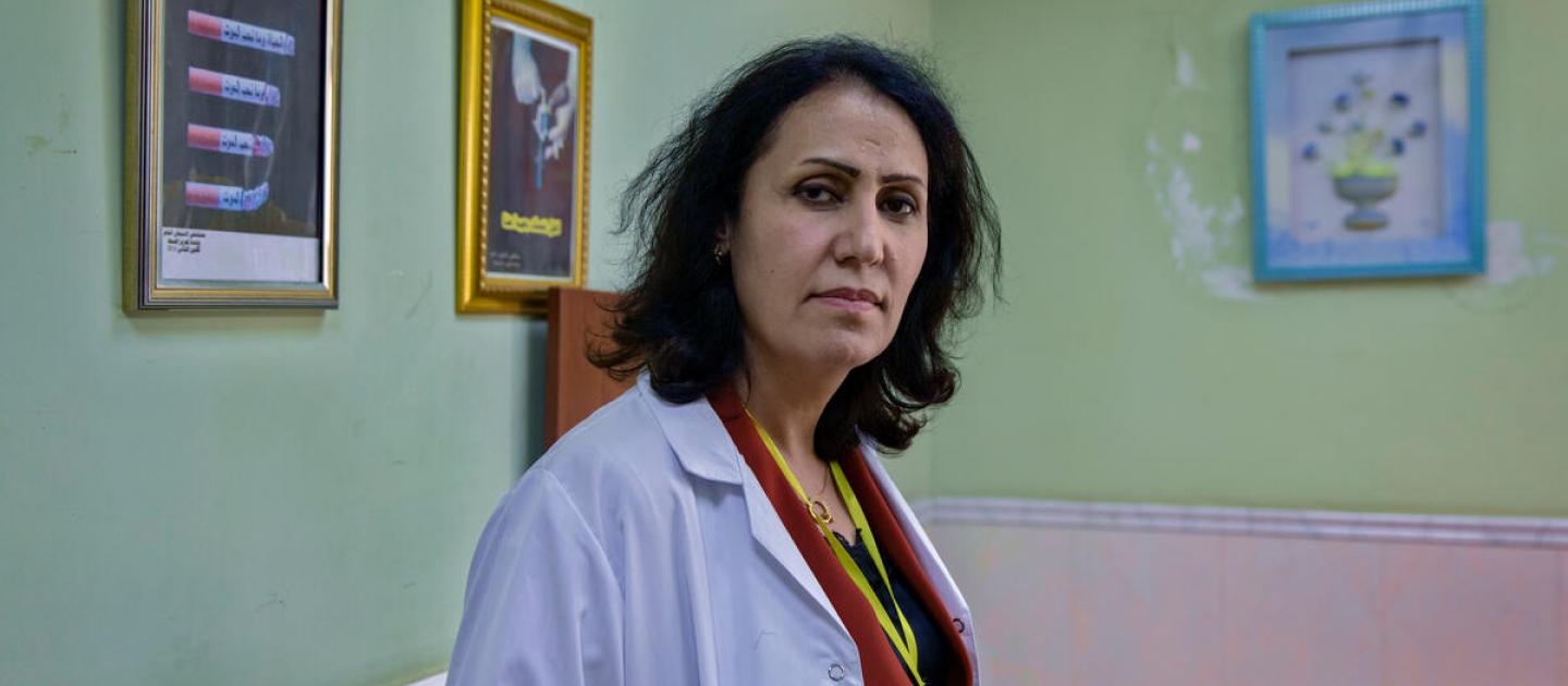 La doctora Nagham Hasan, ganadora regional para Medio Oriente y el Norte de África del Premio Nansen de ACNUR de 2022, en el Hospital Público de Sheikhan en Baashiqa, en la región de Kurdistán, Iraq.