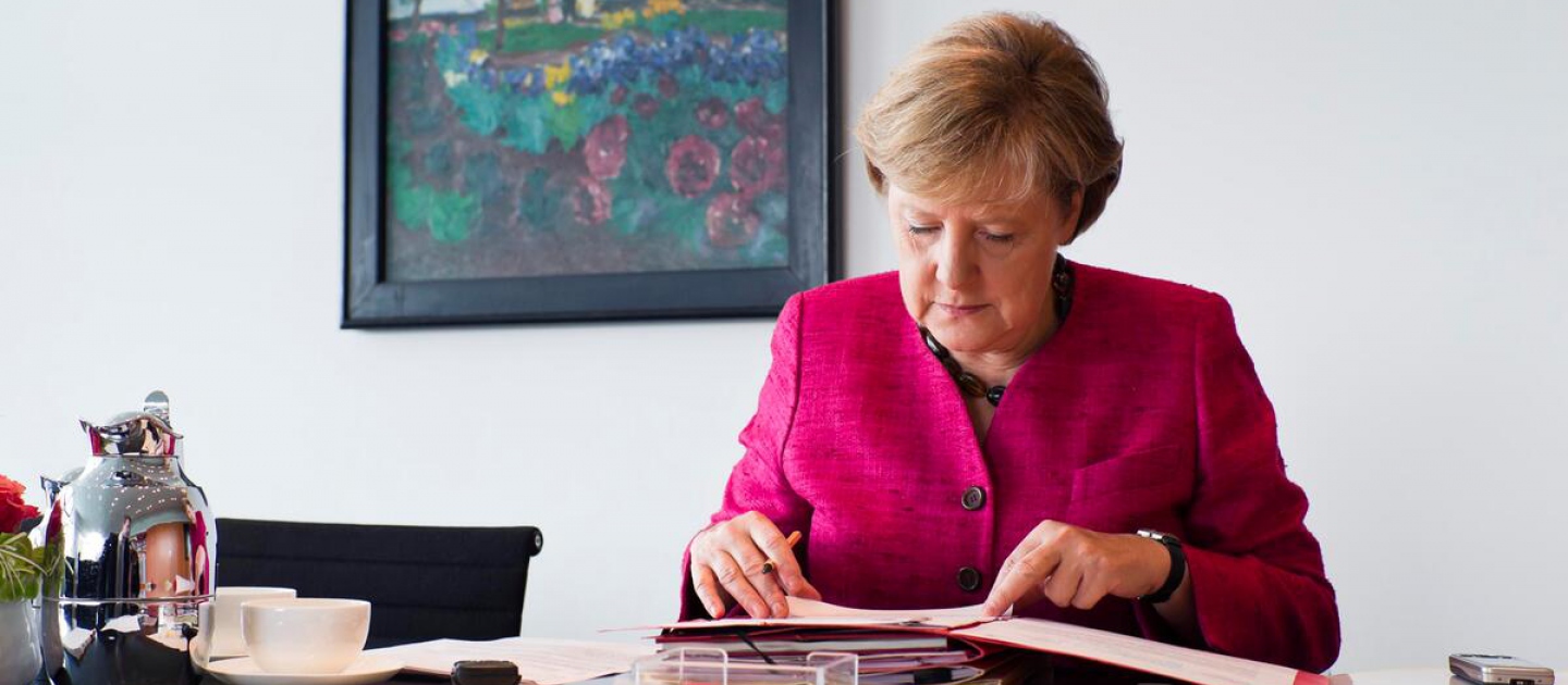 La Dra. Angela Merkel, excanciller federal de Alemania, trabaja en su despacho en la Cancillería Federal en Berlín en 2011. 