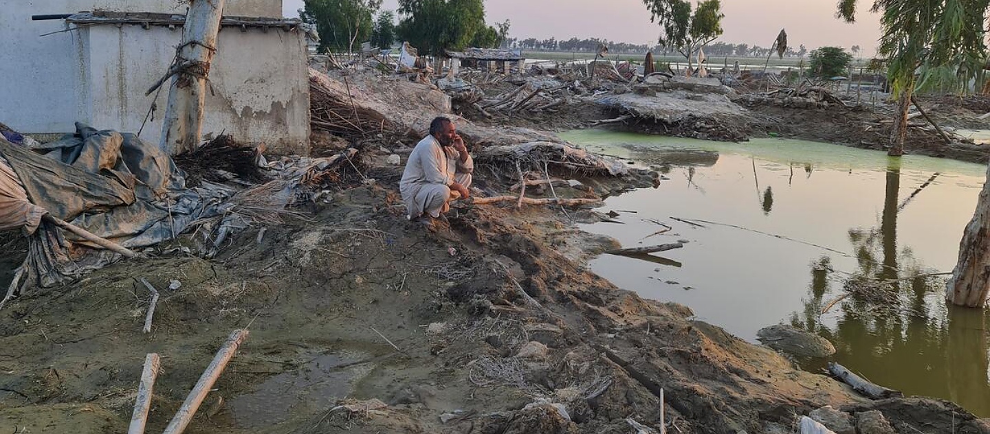 Un refugiado afgano, cuyo hogar fue destruido por inundaciones y lluvias torrenciales, está sentado sobre escombros en la provincia de Khyber Pakhtunkhwa, al noroeste de Pakistán.