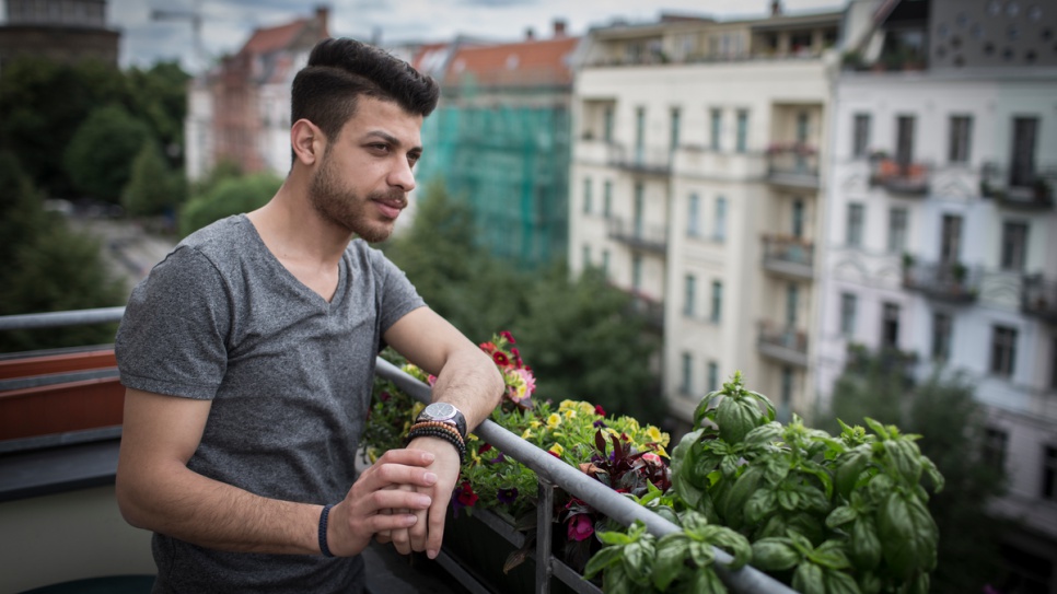 Abdallah Rahal observa desde su balcón el barrio de moda de Prenzlauerberg, en Berlín. El cantante sirio, que huyó de Alepo por la guerra, dice que la música trae esperanza a la gente.