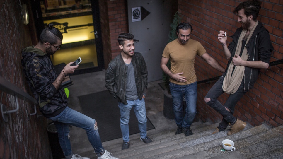 Los miembros del grupo Musiqana, Alaa Zaitouna, Abdallah Rahal, Adel Sabawi y Ali Hasan se toman un descanso del ensayo. Los cuatro refugiados sirios están encandilando a la audiencia alemana con música tradicional árabe.
