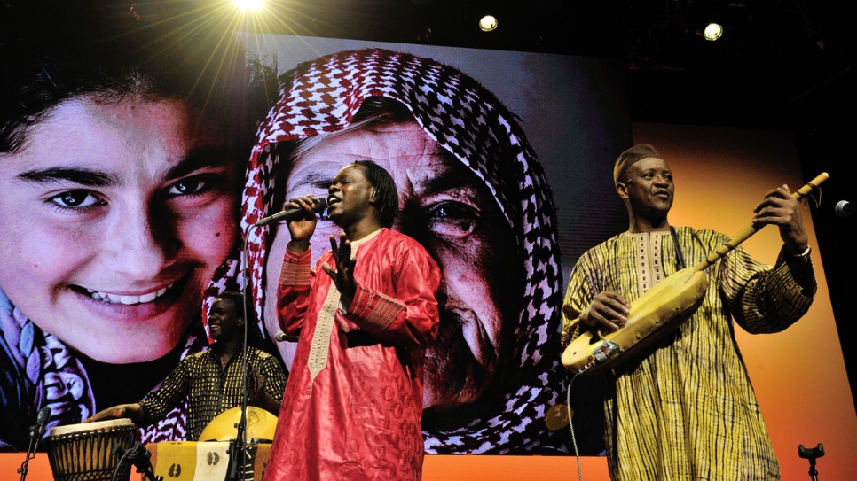 El cantante y guitarrista senegalés, Baaba Maal, en su presentación en la ceremonia.