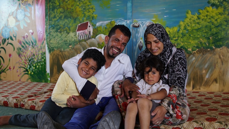 Ahmed, director y actor, con su esposa Nisreen y sus dos hijos, Hamza y Khaled.