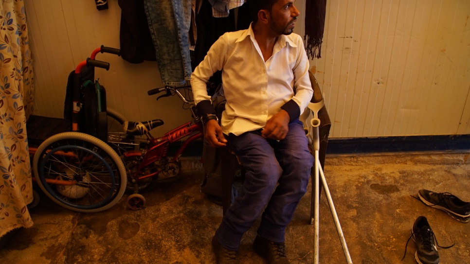 Ahmed empezó a actuar en Siria a los 15 años. Un trastorno muscular hereditario le obliga a usar muletas y un scooter.