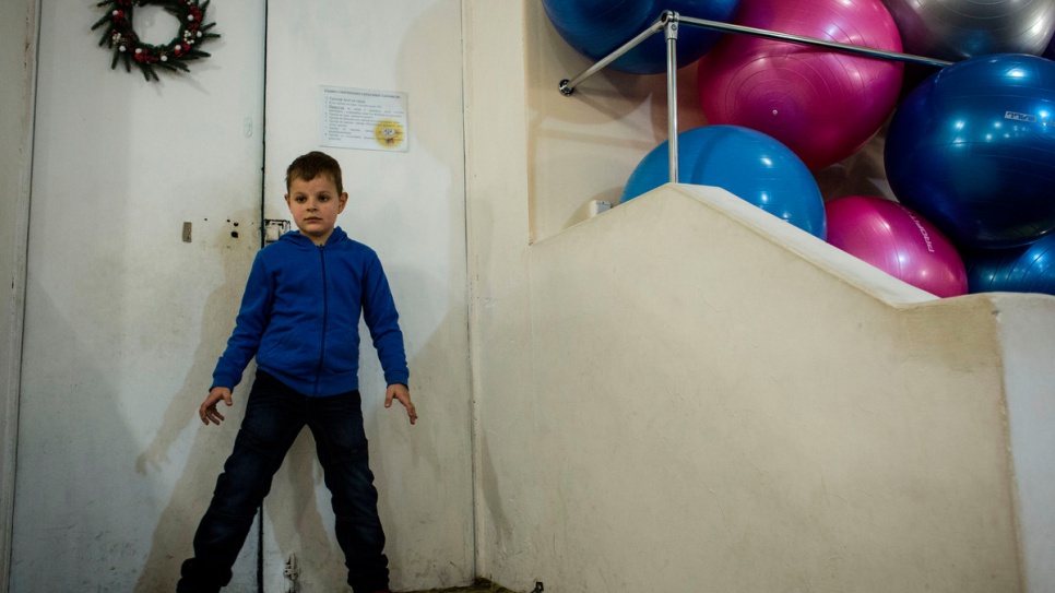 Igor espera a su hermano, quien asiste a clases de baile después de la escuela.