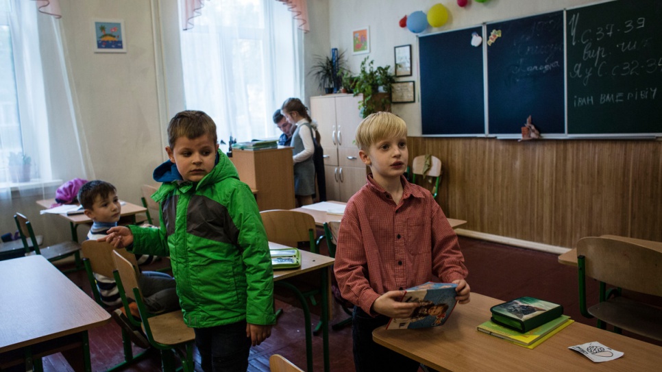 Igor (izquierda) llega a la escuela con su madre para recoger a Ivan (derecha).