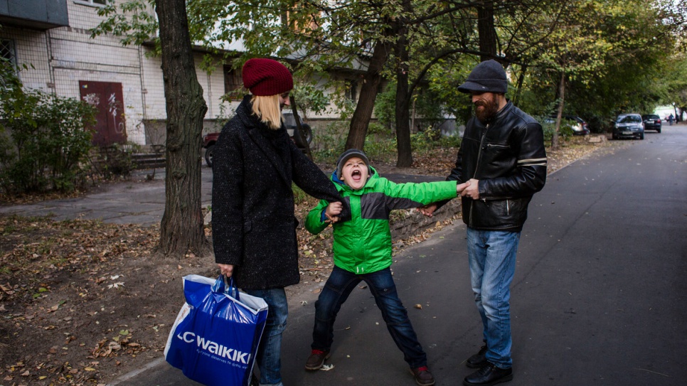 Anna, Igor y Gesha Gvozd caminan a su casa rentada en Kiev.