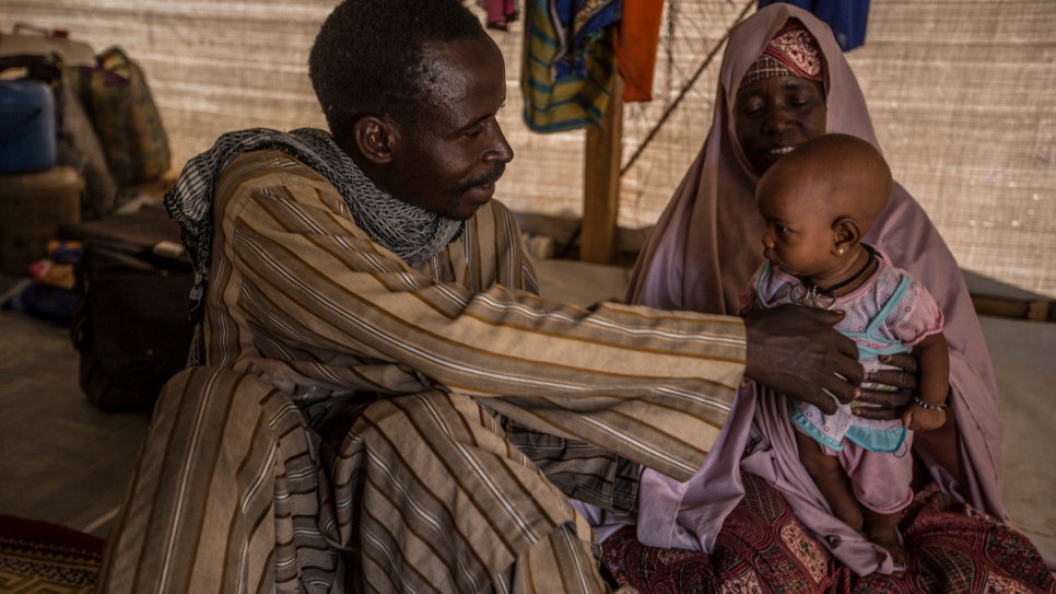 Hawali Oumar visita a su madre después de pescar, y juega con una de sus sobrinas.