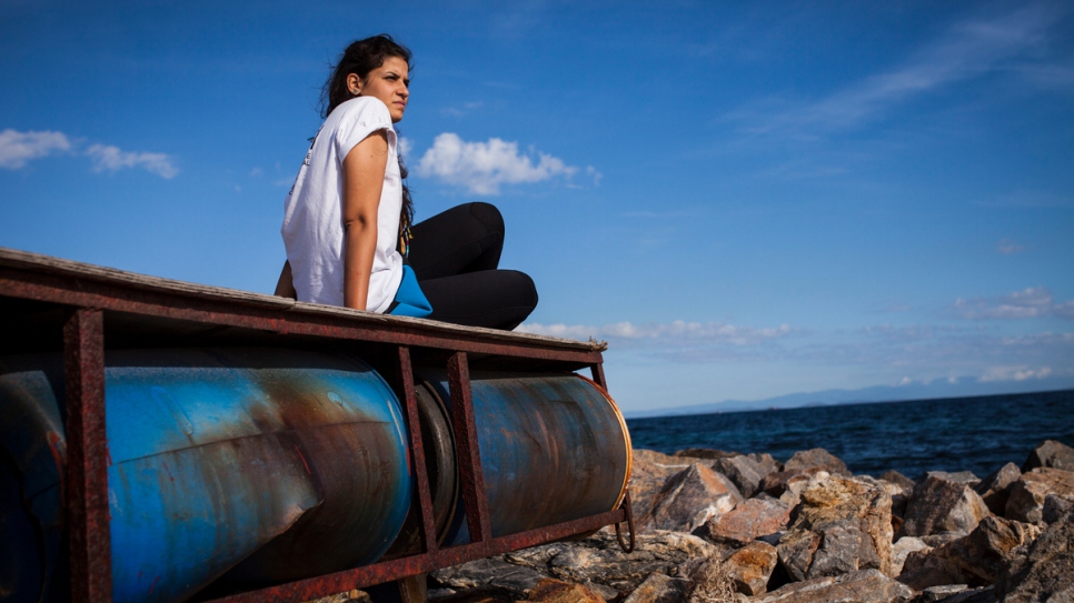 Sarah Mardini mira hacia el mar en Lesbos.