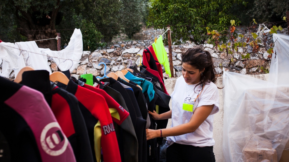 Sarah revisa los trajes y el equipo en la organización de búsqueda y rescate donde ella trabaja en Grecia.