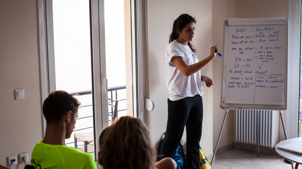 Sarah enseña árabe a voluntarios en la organización de búsqueda y rescate.