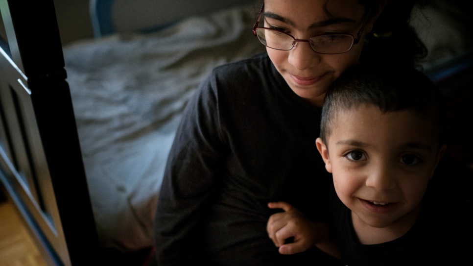 Rawan Numan y su hermano Diaa en su hogar al norte de Toronto. Junto con sus hermanos y hermanas, Rawan ha vuelto a la escuela, está aprendiendo inglés y se adapta a la vida en su nuevo hogar.
