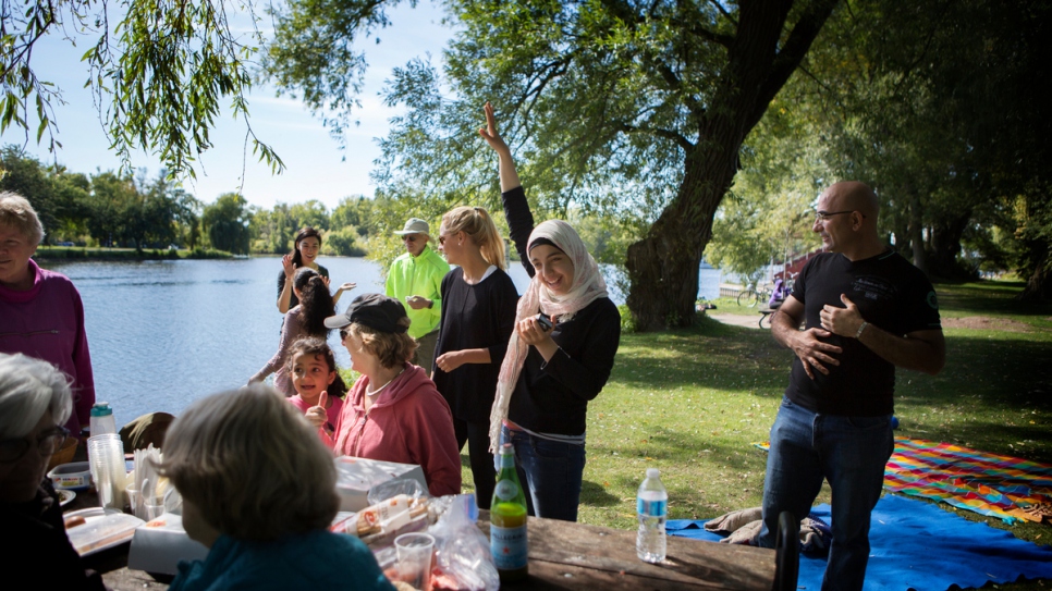 Los canadienses que patrocinan a la familia Numan organizan actividades como este picnic para la familia siria recién llegada.