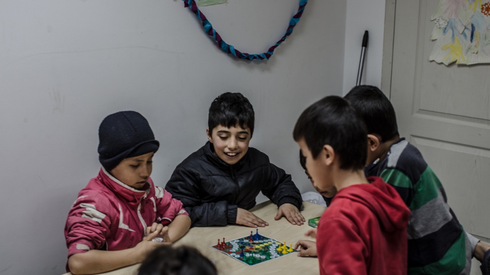 Menores afganos refugiados juegan en la guardería de un centro de refugio gestionado por el gobierno.