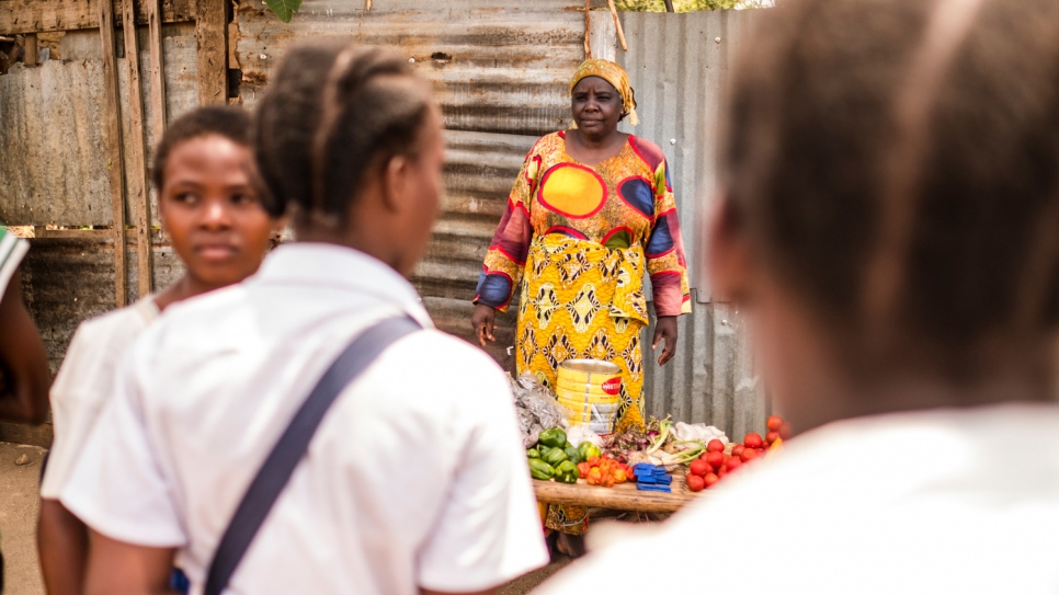 Rehema Kankindi, una refugiada burundés, vende verdura en un puesto callejero en Uvira, en la República Democrática del Congo. Huyó cruzando la frontera en 2015, después de que su hijastro y dos de sus hijos fueran asesinados en Burundi.