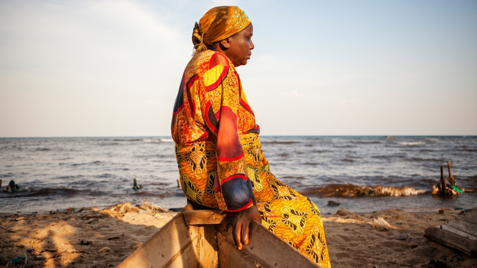Rehema Kankindi contempla su nueva vida a orillas del lago Tanganica en Uvira.