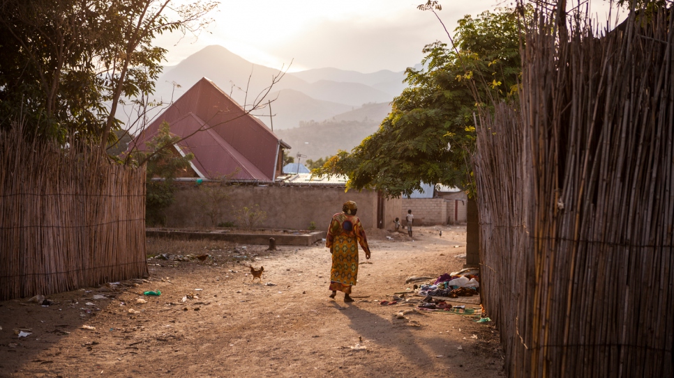 Rehema Kankindi camina por las calles de su nuevo hogar, la ciudad de Uvira.