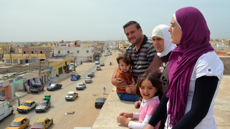 "Temo por mi madre y el resto de mi familia que todavía está en Siria," dice Moudar. "Allí vemos la muerte todos las días."