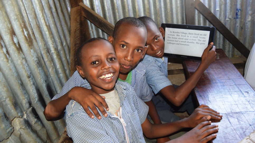 INS está ayudando a millones de estudiantes refugiados en África a ponerse al día con su educación.