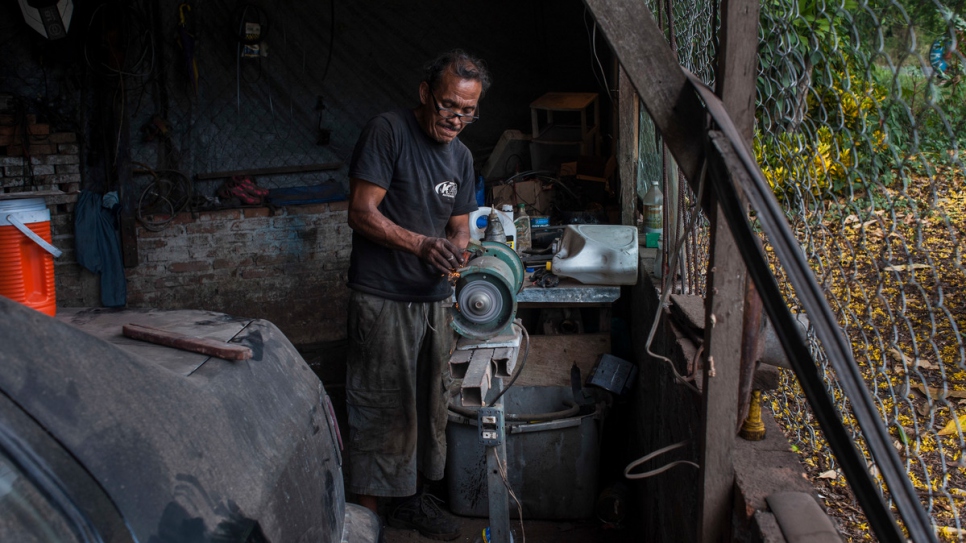 El marido de Ana, Pablo, de 58 años, trabaja en un taller de reparaciones.