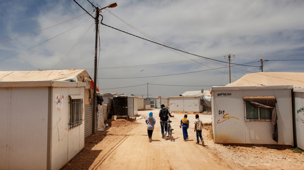 Fadi lleva a los niños a la escuela en el campamento de refugiados de Za'atari en Jordania.
