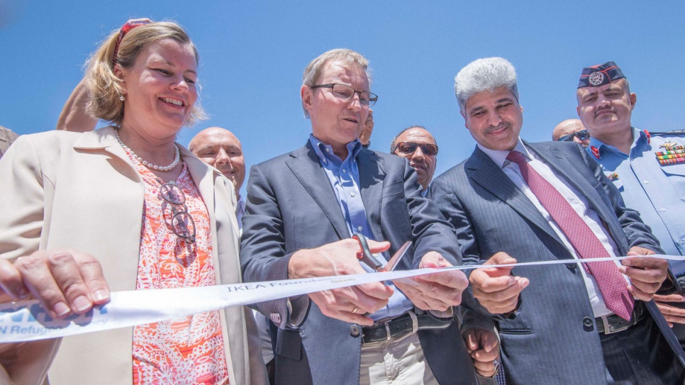 La Alta Comisionada Adjunta de ACNUR y el Director General de la Fundación IKEA inauguran oficialmente la planta de energía solar.