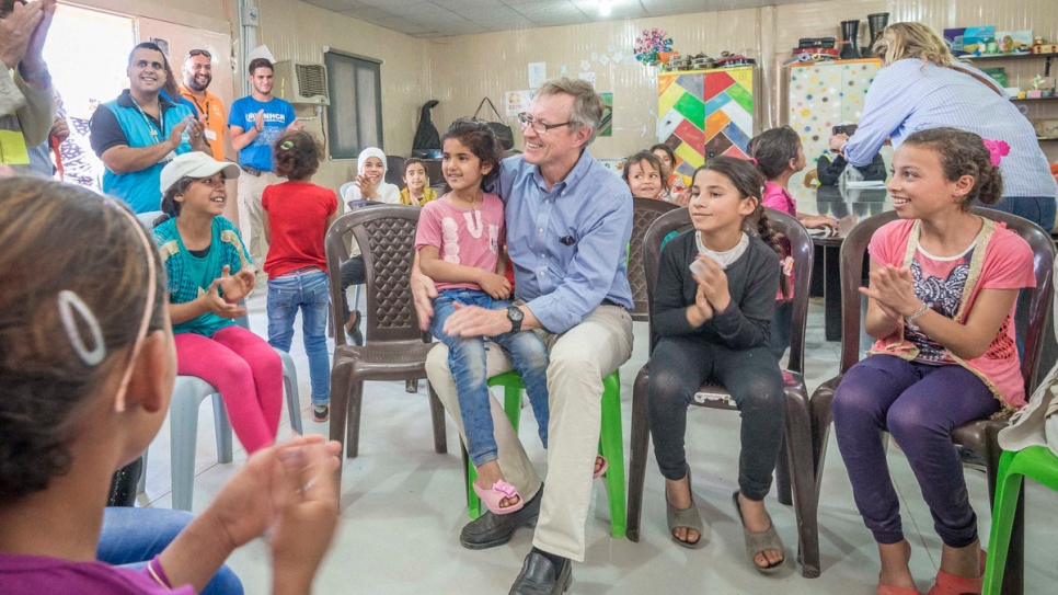 Per Heggenes, Director General de la Fundación IKEA, en un encuentro con algunos de los refugiados que cuentan con el apoyo de ACNUR.