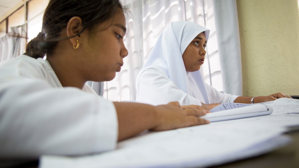 Shamshidah (derecha) y su hermana Yasmin de 15 años asisten a clase en una escuela informal para refugiados de Kuala Lumpur, Malasia.