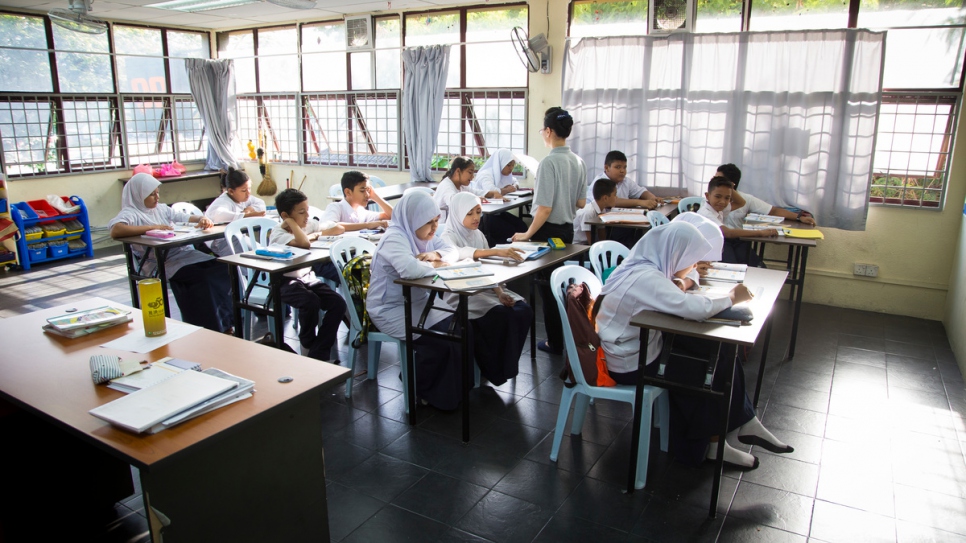 Una maestra se dirige a la clase en una escuela informal para refugiados en Kuala Lumpur, Malasia.