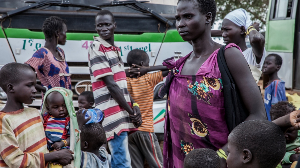 Nyawett refugiada de Sudán del Sur, acompañada por 10 niños, poco después de llegar al campamento de Gure Shombola, en Etiopía.