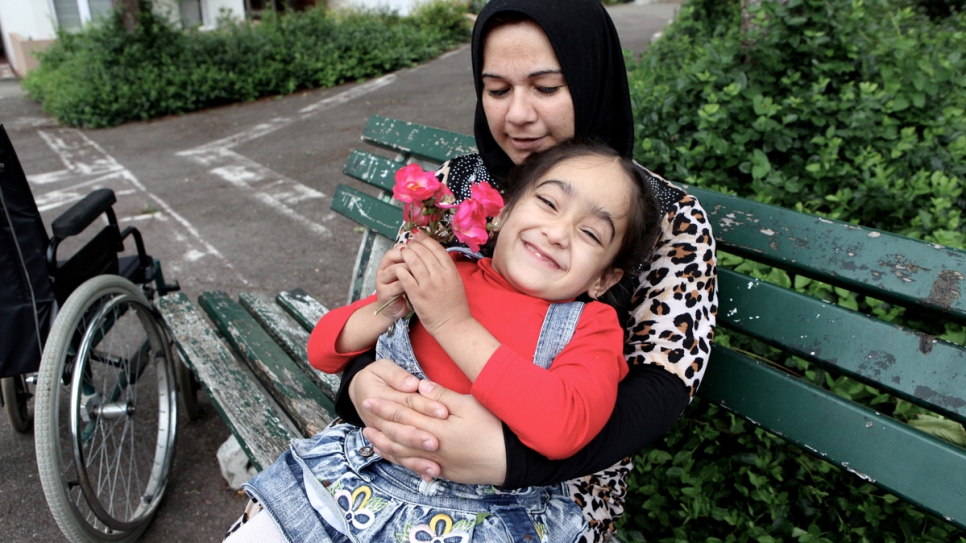La refugiada siria Aya, de 4 años, tiene espina bífida, lo que significa que está paralizada desde la cintura hacia abajo. Ha sido reasentada en Laval, en el noroeste de Francia con su familia.