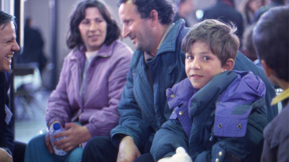 Refugiados de Kosovo* temporalmente evacuados de la Antigua República Yugoslava de Macedonia, llegan al aeropuerto de Roissy, en París, en abril de 1999.