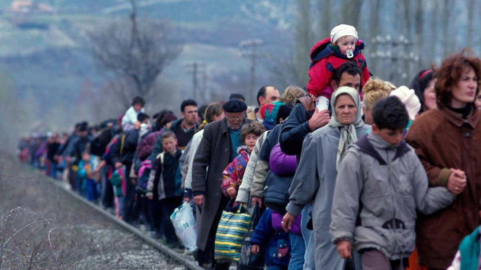Los refugiados de Kosovo* llegan a Black, en la Antigua República Yugoslava de Macedonia, en marzo de 1999.
