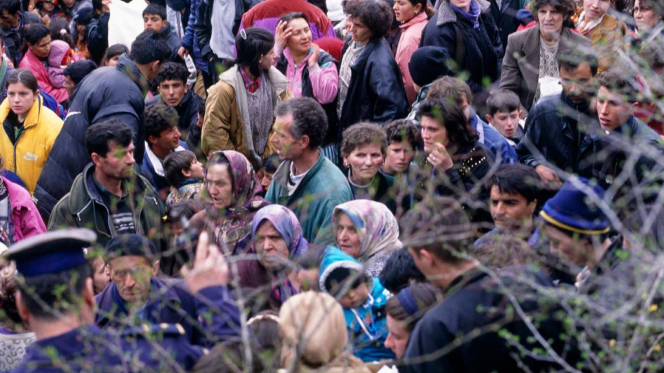 Los refugiados de Kosovo * llegan a Black, en la Antigua República Yugoslava de Macedonia, en 1999.