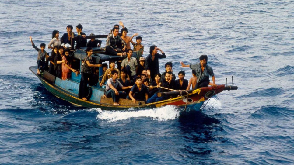 Personas en un barco a la deriva en el Mar de la China Meridional en mayo de 1987.