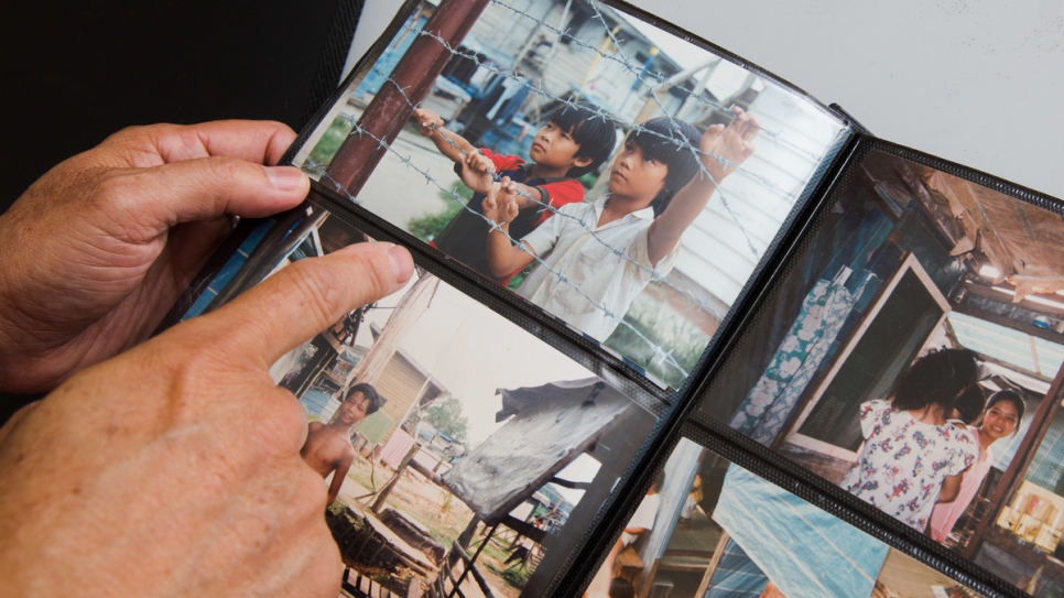 Thanh Dang muestra una fotografía de sus más de tres años en el campamento de refugiados de Galang en Indonesia.
