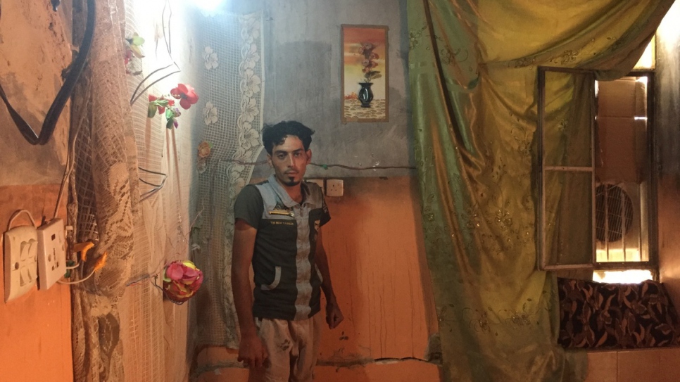 Ibrahim Khalil, un jornalero y conductor de grúas de 25 años, en el interior de una de las habitaciones que se vio perjudicada en su casa de Ramadi, Irak.