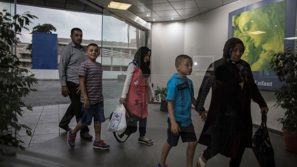Acompañados por su familia, Mohamed e Issam llegan al hospital del Sacre Coeur en Hazmieh, cerca de Beirut.
