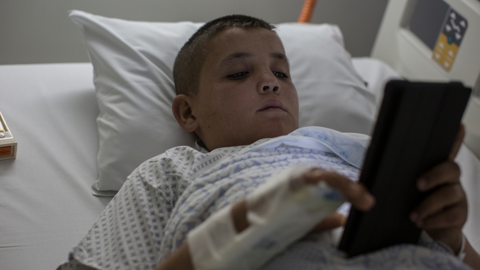 Mohamed descansa después de que le hayan puesto una vía intravenosa, en el Hospital del Sacre Coeur.