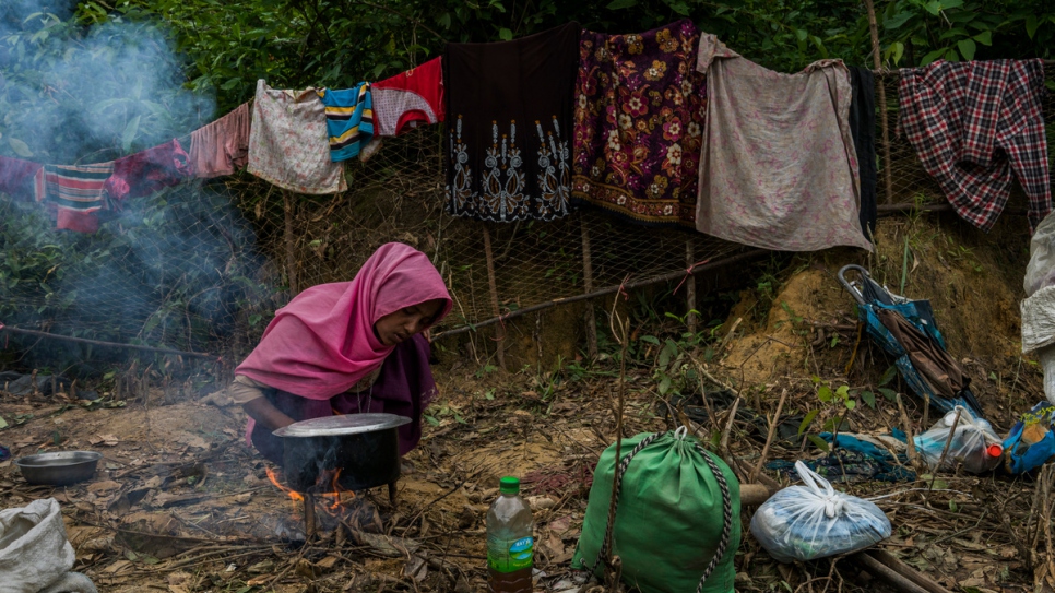 Una refugiada Rohinyá intenta encender un fuego para cocinar el arroz que ella pidió a una familia local, en el lado de la carretera cerca del establecimiento de Thangkali en, Bangladesh. Llegó a Bangladesh hace ocho días con su esposo y cinco hijos.