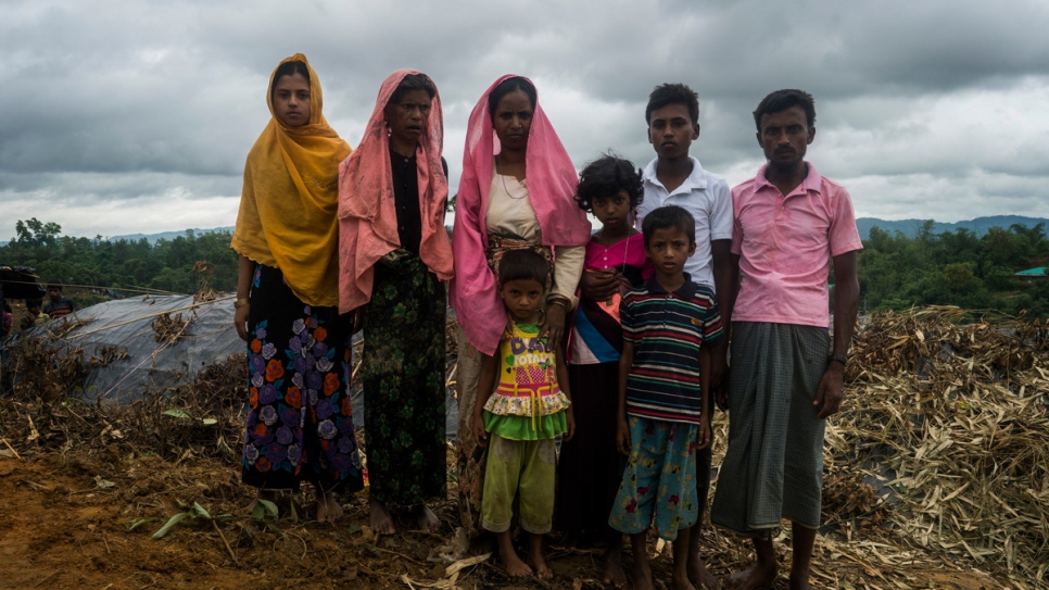 Refugiados Rohinyá posan para un retrato frente a su nuevo albergue en el asentamiento informal en Thangkali, Bangladesh.
