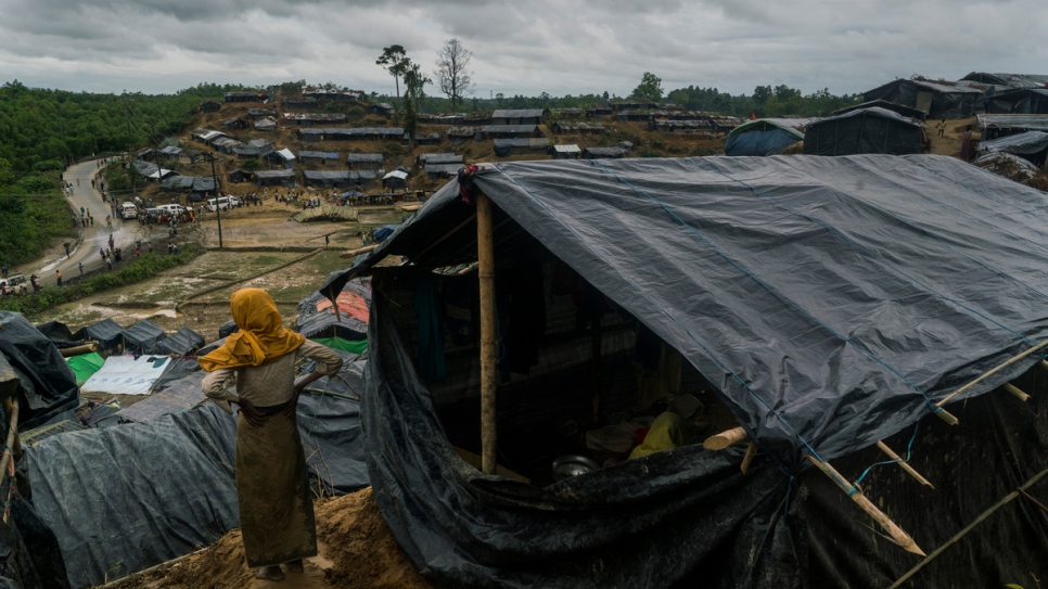 Una refugiada Rohinyá mira fuera de su albergue a través del asentamiento informal en Thangkali, Bangladesh.