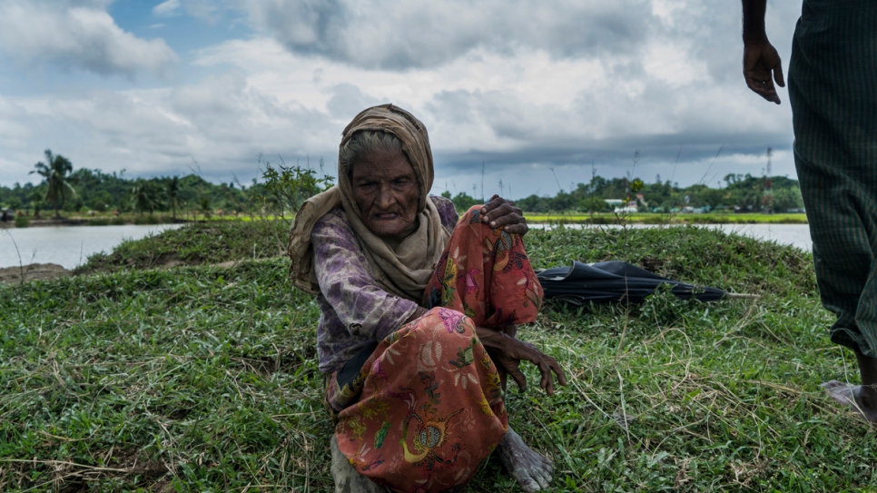 Una mujer rohingya de edad avanzada, descansa un poco después de cruzar a Bangladesh desde Myanmar, cerca de Whaikhyang, Bangladesh.
