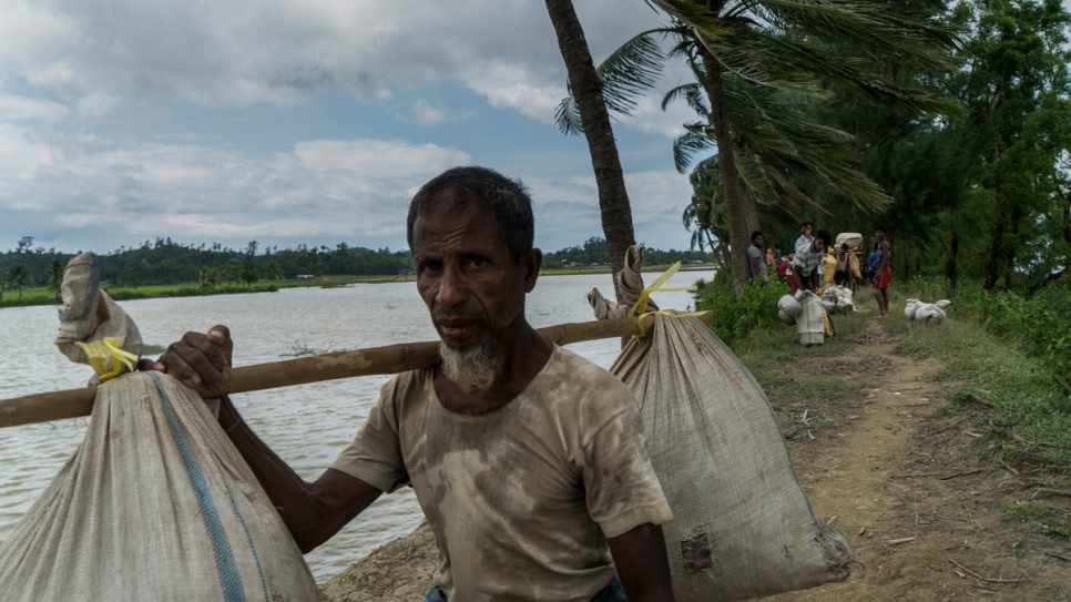 Un refugiado Rohingya poco después de cruzar a Bangladesh desde Myanmar, cerca de Whaikhyang, Bangladesh.